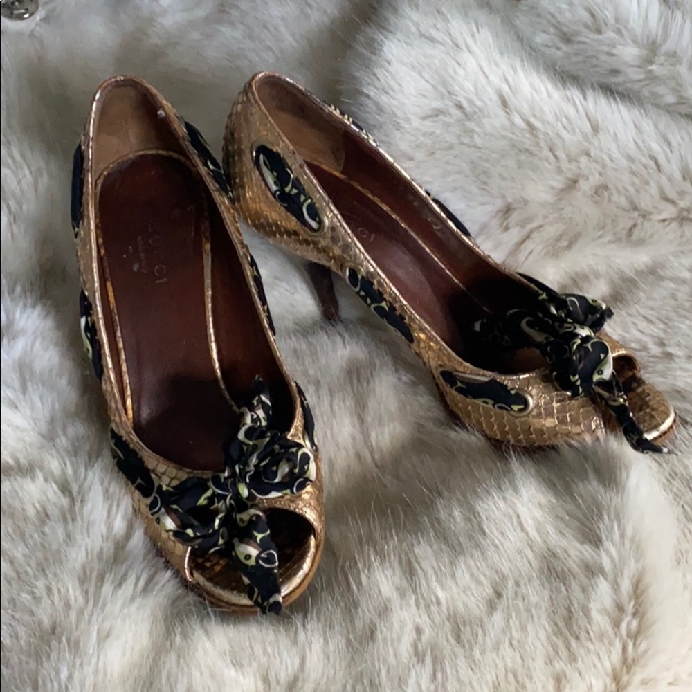 Gucci made in Italy rose gold pumps 5C